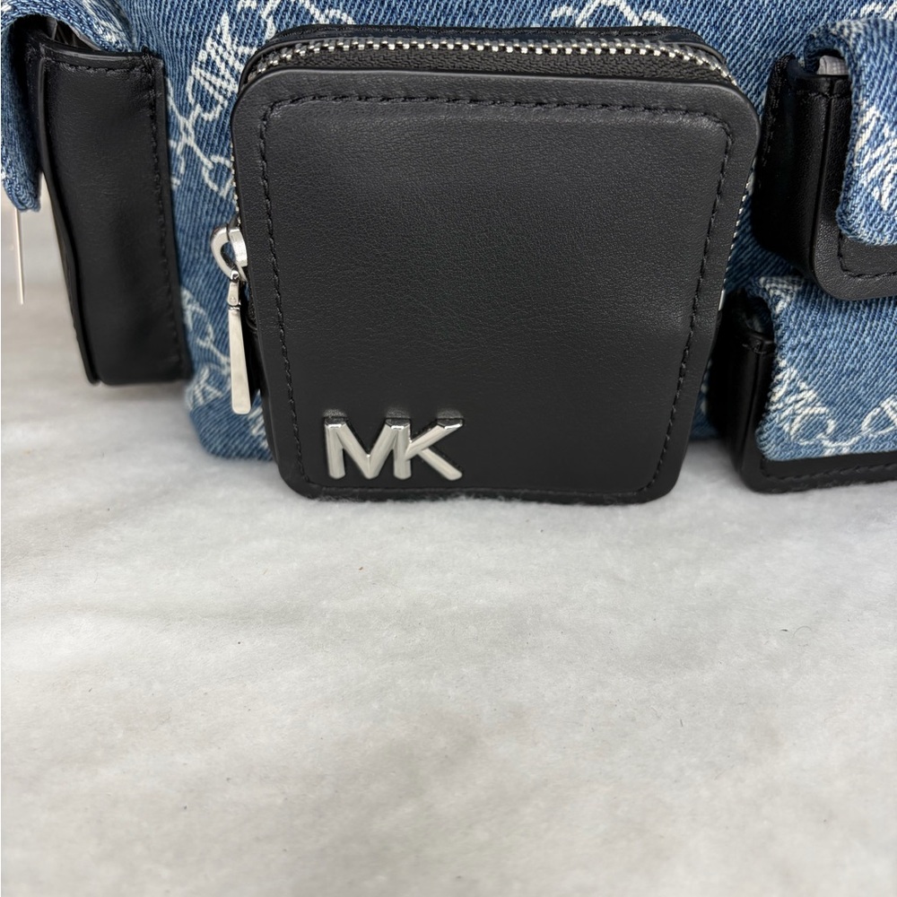 Michael Kors Dakota Medium Pocket Shoulder Bag - Picture 3 of 10